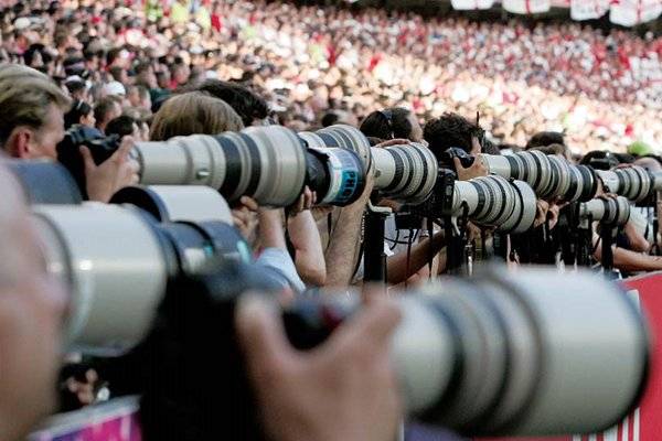 Image of a sports match with many dslr’s and some amazing lenses